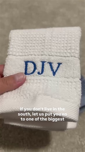 Growing up in the South, you learn real quick: if it doesn’t have a monogram, does it even belong to you? 😉 We’ve been obsessed with personalized gifts forever, and the SINGER SE9180 is basically our new partner-in-crafting crime. 💖 150 embroidery designs baked right in (so no more scrolling Pinterest till midnight). 🪡 That big 7” touch screen? I can actually see what I’m doing for once. ✨ Automatic needle threader = no more squinting, praying, and losing your religion over one piece of threa