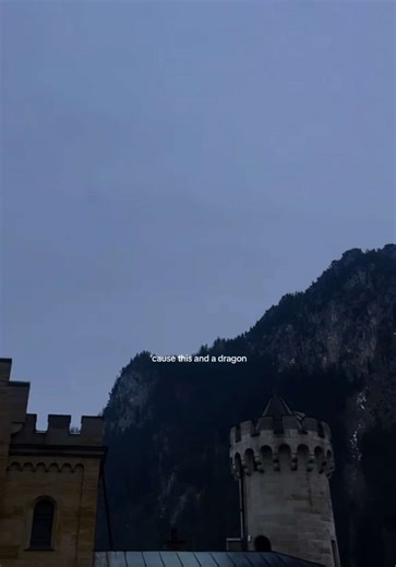 Man ist automatisch im Fantasy Vibe #schlossneuschwanstein #schwangau #fantasy #fantasytok #nerdtok #booktokgermany #booktokfyp #dragon #autorentok #fantasyauthortok #darknature #castles