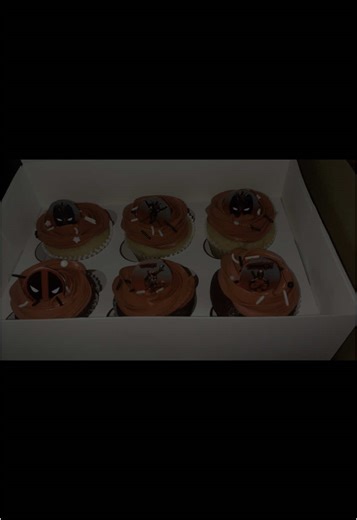 Deadpool chocolate & vanilla cupcakes 🧁⚔️🖤 #deadpool #marvel #cupcakes #red #black #parati #fyp