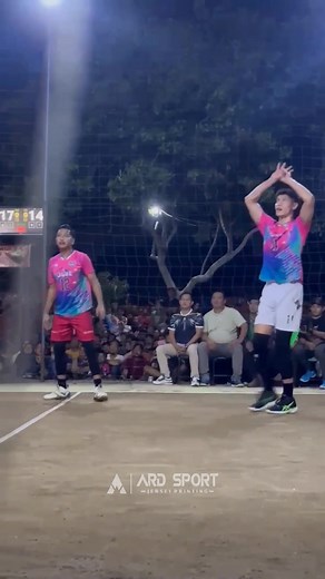 Pak lurah HEADSHOT🔥 di Sragen. ada pernah yang pernah ngalamin block pakai kepala? gmn rasanya? #ardsport #ardsportjerseyprinting #voligram #voliindonesia #volimaniaindonesia #voliasyik #tarkamvolly #tarkamvolisragen