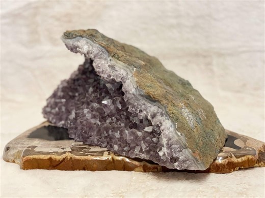Amethyst Druse naturbelassen – kraftvolle Kristallstufe | Deko, Heilstein, Unikat - Etsy.de