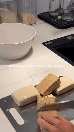 Wusstest du, dass 43% aller Sportler nach dem Training dehydriert sind? Ja, wirklich. Fast die Hälfte! Und raten mal – nur Wasser reicht einfach nicht dafür aus. Hier's der Deal: Wenn du nach einem Workout völlig ausgepumpt bist, Krämpfe hast, dich noch Stunden später müde fühlst oder die ganze Woche braucht um dich zu erholen – dann ist das nicht normal. Das ist Dehydration. Das ist dein Körper, der dir sagt: ich brauche Elektrolyte! Normale Sports Drinks? Zu viel Zucker, zu viel Kalorien, kein