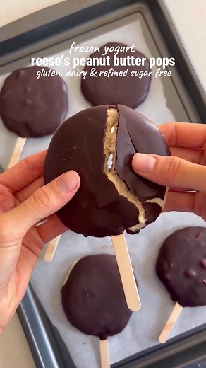these reese’s peanut butter frozen yogurt pops can be made dairy free and refined sugar free, as well as sugar free and high protein! recipe below.👇🏻 for the popsicles: •1 cup unsweetened yogurt (i use dairy free) •1/4 cup peanut butter (or other nut butter) •1-2 tbsp sweetener of choice or 1 scoop vanilla protein powder (i like raw honey or pure maple syrup) •peanuts or chocolate chips/chunks (i use dairy free and refined sugar free) for the chocolate shell (option 1) •6oz dark or semi-sweet 