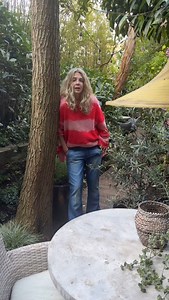 Nailing City Gardens. Often quite narrow and sandwiched between neighbours a city garden can feel quite challenging at first. But fear not the biggest tip to think about is drama and how to create it. Ideally we don’t just want little piddly planting we want to embrace scale and when you plant underneath you will get this this immersive that feels like a sanctuary. From my studio or the roof terrace. Happy garden club! #gardenclub #plants #planting #planttips #londongarden #citygarden #gardentip