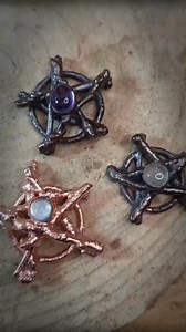 6K views · 134 reactions | La nascita di un gioiello✨️ Ciondoli realizzati con rametti di Quercia ricoperti in rame, tramite processo di elettroformatura✨️ Una vera alchimia! Speriamo che stavolta il video non venga segnalato #antrodellestreghe | 핷'핬햓햙햗햔 핯햊햑햑햊 핾햙햗햊햌햍햊 | Facebook