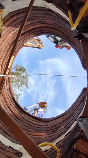 Sabrina Bittarello on Instagram: "algumas vantagens de construir com terra: ● a terra regula a umidade e tem uma boa inércia térmica, por isso é o melhor material para equilibrar o clima interior de um ambiente... quanto mais grossas as paredes melhor é esse desempenho... ● a terra ajuda a poupar energia e diminuir a poluição ambiental... a preparação, transporte e manuseio de terra em uma obra usa apenas 1% da energia necessária para a produção e transporte de blocos cerâmicos ou concreto armad
