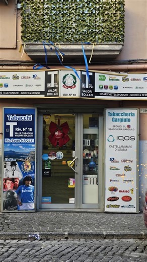 Quest’anno a Castellammare c’è un segno che fa la differenza: il Fiocco Rosso Ascom. Lo trovi in vetrina nei negozi che hanno scelto di sostenere la città e il commercio di prossimità. Per i regali di Natale, scegli qui: qualità, attenzione e un’economia che resta sul territorio. Cerca il fiocco. Scegli i negozi di città. | Ascom Stabia