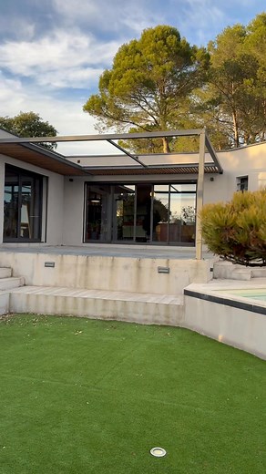 Structure acier posée, lames bois installées… notre nouvelle création prend vie sous vos yeux ✨ Un design moderne, lignes épurées, matériaux nobles : tout est pensé pour sublimer la terrasse et créer un vrai lieu de détente. Et ce n’est que le début… 😎 Cet été, la bâche d’ombrage viendra compléter l’ensemble pour offrir un coin fraîcheur ultra confortable, parfait pour profiter du jardin même aux heures chaudes 🌤️ Envie de transformer vos extérieurs avec une réalisation sur-mesure et durable ?