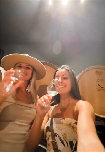 Kelowna wine tours with Vivid Tours are always full of the best VIEWS 😍 (get it? We’re at The View Winery 😉) This group was particularly wowed by Wards Estate Cidery’s Pina Colada Cider! If you haven’t had it before, you should definitely check it out! Happy Monday, everyone! It may early in the week, but it’s always wine o’clock for us 🍷 #kelowna #winetour #explorebc