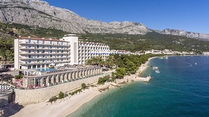 6.8K views · 117 reactions | Successful cooperation between Bluesun Hotels & Resorts - Croatia and the world's No. 1 touroperator TUI has resulted in a magnificent restoration of the iconic hotel Jadran in Tučepi, Makarska. Opened in 2017, TUI BLUE Jadran hotel is a synergy of luxury, architecture and movie-like history. For more fabulous hotels on some of the best Croatian beaches, head on to www.bluesunhotels.com/en/ | Bluesun Hotels & Resorts - Croatia | Facebook