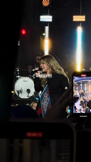 Kelly Clarkson Impresses with G5 on TODAY Show Soundcheck