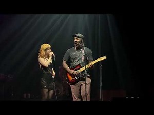 Blue Light - Hayley Williams & Kele (Paramore | Bloc Party) Live at London O2 Arena