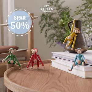 🐒 SKRIV "abe", og SPAR 50% på Kay Bojesen mini vintage aber 🐒 Gør et kup på de søde vintage aber fra Kay Bojesen! Vælg mellem blå, gul, grøn og rød til kun 199,95 kr. Spar 200 kr. 🤩 🚚 Gratis levering til butik! 🚚 Støt din lokale Kop & Kande, og få gratis levering ved at vælge "hent i din lokale Kop & Kande butik" under levering, når du har lagt dit produkt i kurven. 👉 Skriv "abe" i kommentarfeltet, så sender vi dig linket til vintage aberne. Tilbuddet gælder til og med den 24. maj 2025 og 