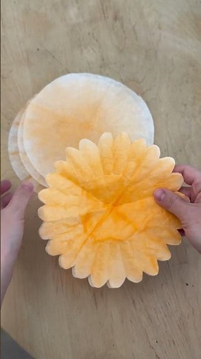 These coffee filter flowers are so easy to make and so inexpensive!! #art #craft #diy #kidscraft