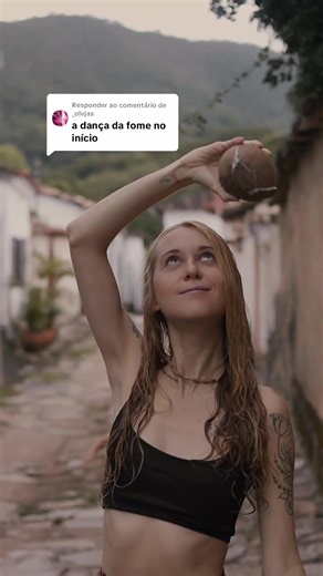 Respondendo a @_olvjas O que eu como em um dia sendo uma mãe vegana 🌱 Teve suco verde, focaccia quentinha (feita pelo Lucas 😅), bolo de abacaxi com coco pra celebrar o primeiro mês da Céu 🤍, almoço simples com arroz, lentilha e um creme de milho que nasceu do improviso… e depois virou recheio de pizza. E pra fechar o dia, comida simples de novo: arroz, lentilha e pequi. Por aqui é assim — a comida vai se transformando ao longo do dia, reaproveitando o que tem e criando novas refeições. Agora 