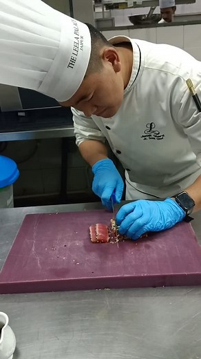 (Tuna tataki) is quick-seared tuna cut in slices and served with a citrus-soy sauce. Tuna tataki is really easy to make, with delicate and delicious flavors. It makes a great appetizer, or combine it with other dishes like miso soup, salads and dumplings for a bento box style meal. However you have it, enjoy! #foodporn #frypgシ #culinaryarts #foryoupage #2025 #bestreels #japanesefood #lovers | Chef Janak