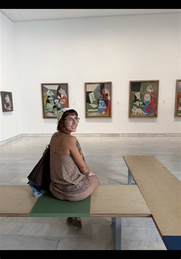 Visitei o Museu do Picasso em Barcelona! Conheci a trajetória completa do artista… seus trabalhos em cerâmica, seus diferentes estilos artísticos além do cubismo, sua fase azul inspirada por momentos pessoais, e seu trabalho com figurino e cenografia para balés russos. O museu fica no bairro incrível de El Born e nos deixou com aquela sensação inspiradora de que quanto mais aprendemos sobre arte, mais vontade temos de criar. #museupicasso #barcelona #picasso #cubismo