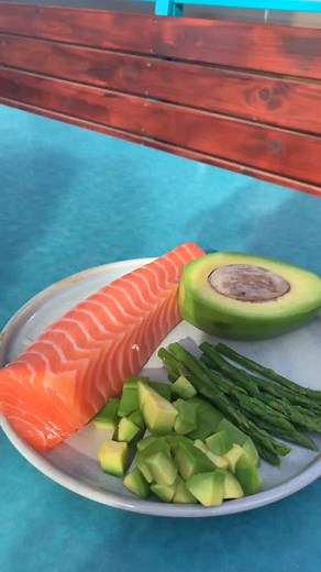 סלמון נא, אספרגוס ואבוקדו 🥑 #טרנזיטרחובות #סושי #סושירחובות #transitrehovot