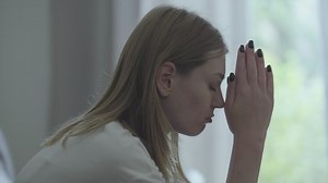 Woman stressed and wailing, profile view - Free Stock Video