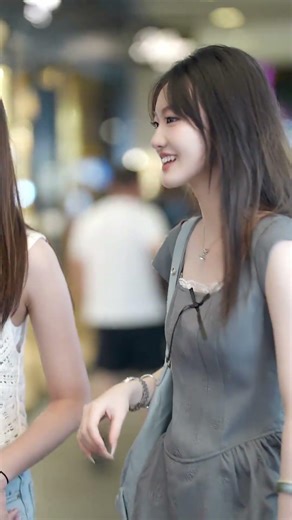 Chinese street photography: Beautiful women featured, #everydayoutfits , sweet girls.#streetstyle