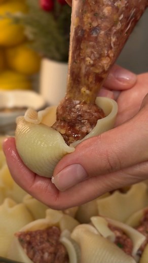 🍝 Conchiglioni Ripieni al Forno (Stuffed & Baked Pasta Shells) INGREDIENTS: • Conchiglioni (large pasta shells) • Ground beef • Aromatic spices: garlic, paprika, oregano, black pepper • Mini mozzarella (bocconcini) • Tomato–basil sauce • Olive oil • Salt, pepper DESCRIPTION: Large conchiglioni generously stuffed with juicy, seasoned beef, topped with creamy mozzarella bocconcini and covered in a rich tomato–basil sauce. As it bakes, the cheese melts and the sauce caramelizes, creating a flavorf