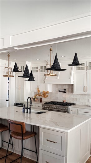 Should have done this at the beginning of the month 😩 or at least the beginning of this week 🫠 it turned out really cute and literally took 20 mins to do. I’m all about making holidays magical for kids 🪄 most of my favorite memories as a child are around holidays | Thread Unraveled