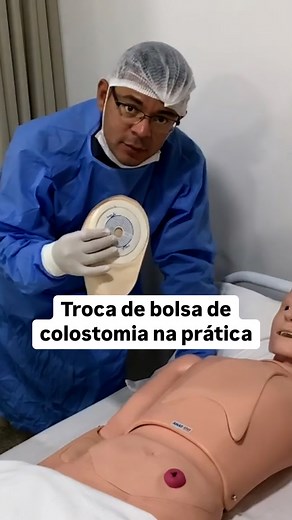 Troca de bolsa de colostomia na prática: do corte à fixação com segurança e cuidado. Prof. Éder Marques ______ #colostomia #profedermarques #praticaenfermagem | Pratica Enfermagem