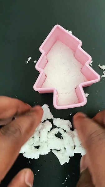 🎄 Kinetic Sand Christmas Tree Blast | Satisfying ASMR Cutting & Crushing