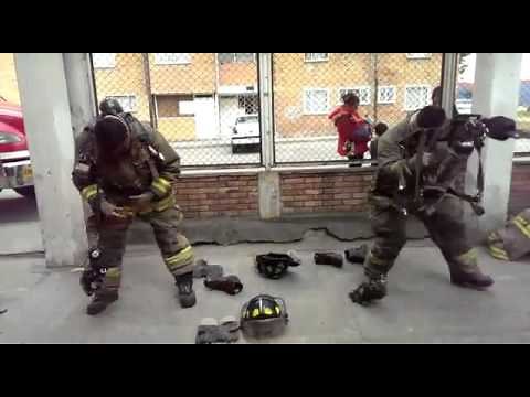 Colocación traje de Bomberos