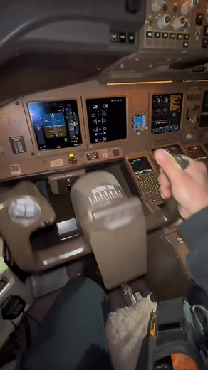 Side stick VS Control Column (yoke) The endless discussions of Airbus and Boeing… but here is a brief overview of how the controls work on both the jets. Take note of the failsafe features and how they work… which one you think is a smarter design? #airbus #boeing #flightcontrols #yoke #controlcolumn #sidestick #airbusvsboeing #stigaviation #themoreyouknow #learningeveryday #dualinputs #pilots #control #flight #aircraftmaintenace #learnontiktok #tiktoktaughtme