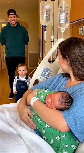 “Who Is This!” 😳 1.5YO’s First Reaction to New Baby Is TOO REAL 😂 #babyshorts #baby