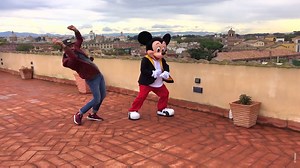 ¡Se acerca su cumple y él lo sabe! Esta vez, festeja así desde Roma 💃🎉🎶 #FelizCumpleMickey | Disney Channel Latinoamérica