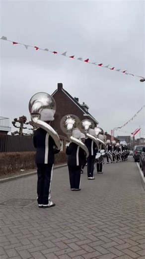 🎺🎉 KLANKE KLURE KIRCHROA – Vasteloavend i Kirchroa 2026! 🎉🎺 In het bijzondere jubileumjaar van het 75-jarig WMC 2026 kleurt Klankstad Kerkrade méér dan ooit. 🎶🌈 Carnaval en WMC delen hetzelfde DNA: muziek, emotie, traditie, (internationale) verbondenheid en vooral… samen beleven. Tijdens Vasteloavend i Kirchroa 2026 komt het centrum en de wijken tot leven met optochten, zittingen, muziek en feest: En natuurlijk zorgt Kirchröadsjer Sjpaskloeb SjunJek voor het kloppend carnavals­hart op de M