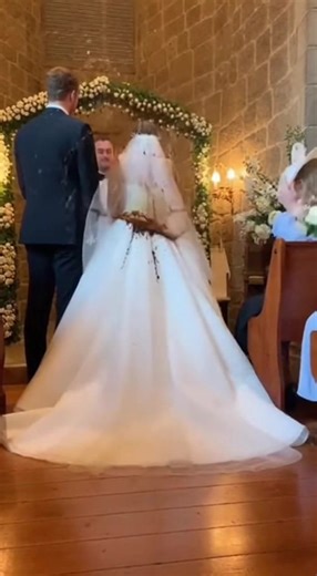 Bride's dress failed from the back andthe whole wedding went into panicmode #microdrama #weddingtok #chaos #caughtoncamera #viralvideo