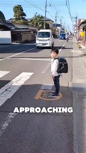 Japan teaches kids how to cross the road like THIS 🇯🇵🚸