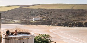 10 Hotels With A Hot Tub You Need To Book Now For A Summer Staycation