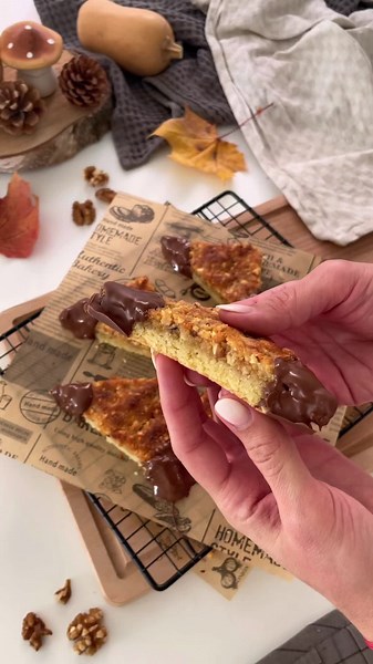 Most delicious Nussecken 🌰🥜 nut corners! You need to try this simple recipe for the best fall/winter dessert there is! Everyone’s gonna love it!! 🤎🍂 #nussecken #nusseckenrezept #einfacherezepte #nusseckenlove #nutcorners #winterrecipes #easyrecipe #fallvibes #fallaesthetic #autumnvibes #bakewithme #fallbaking #autumnaesthetics #christmasrecipes #weihnachtsrezepte #fypシ #foryou