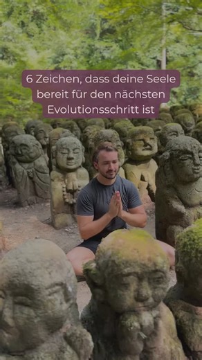 Andreas Schwarz | Gründer von HigherMind on Instagram: "1️⃣ Eine tiefe, ungewöhnliche Müdigkeit. Nicht körperlich erklärbar. Bei mir fühlte es sich an, als würde etwas Altes auslaufen. Als würde Energie gesammelt werden – nicht für Stillstand, sondern für Veränderung. 2️⃣ Der Wunsch nach Rückzug entsteht von selbst. Ich wollte weniger reden, weniger erklären, weniger funktionieren. Alleinsein wurde kein Fluchtort, sondern ein Raum, in dem sich innerlich etwas neu sortierte. 3️⃣ Innere Leere trot