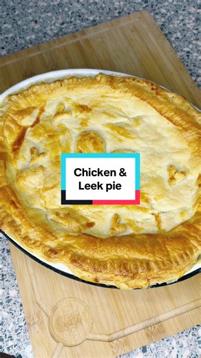 Chicken & leek pie 🥧 #homecooking #easyrecipes #fyp #homemadepie #chicken
