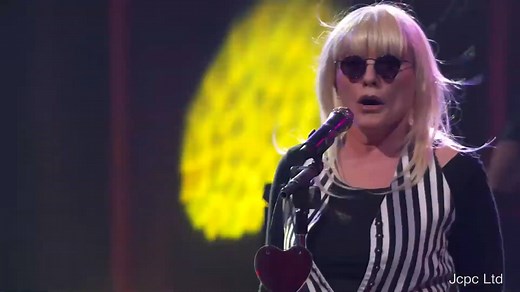 44K views · 2.8K reactions | «Call Me» es una canción de Blondie, una de las principales bandas estadounidenses de la corriente musical llamada "New Wave". Lanzado en 1980 Call Me encabezó las listas de sencillos tanto en los Estados Unidos | Videos Musicales Solo En Hd | Facebook