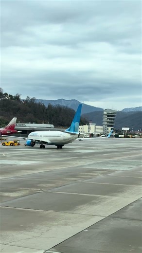 Airbus Pilot Spots a Boeing 737! 👀🇷🇺