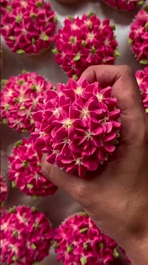 Watch This Cupcake Turn Into A Flower 🌺 🧁 #CupcakeDecorating #baking #flowers