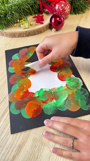 Alerte activité super fun pour les petits ⚠️ Avec des tampons créer des silhouettes de Noël super facilement avec les enfants ! Les silhouettes sont à imprimer gratuitement sur le site, de quoi faire plein de dessins différents pour que chacun puisse y ajouter sa petite touche de personnalité ✨ Le rendu avec la carte noire épaisse est juste canon 😍 J’adore l’effet et il y a un peu de magie dans les yeux des enfants lorsque vous retirez les modèles pour découvrir le chef-d’œuvre ! Génial, non ?