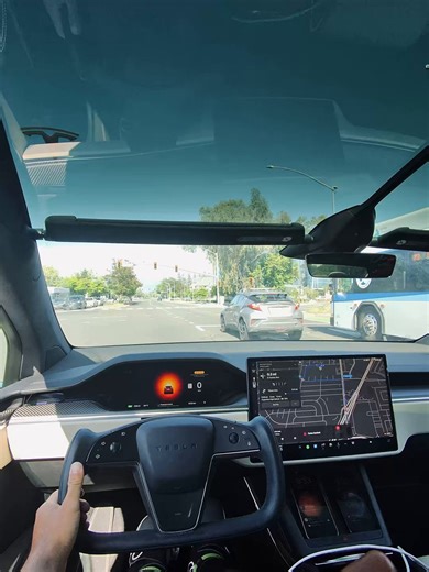 Just unleashed Drag Strip mode in the Model X Plaid going from 0 to 60 mph in just 2.5 seconds, back-to-back street lights. You can hear the pure thrill of my kids and my significant other squealing bc it feels like an invisible hand pushing on her chest, making it actually tough to breathe.Honestly, it’s wild that a family SUV can rip this fast. Tesla’s acceleration is happiness on tap...
