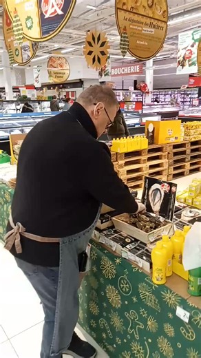 6.9K views · 48 reactions | TUTO OUVERTURE D'UNE HUITRE! 寧 C'est tout simple quand on connaît la méthode de Patrick  | Auchan Hypermarché Leers | Facebook