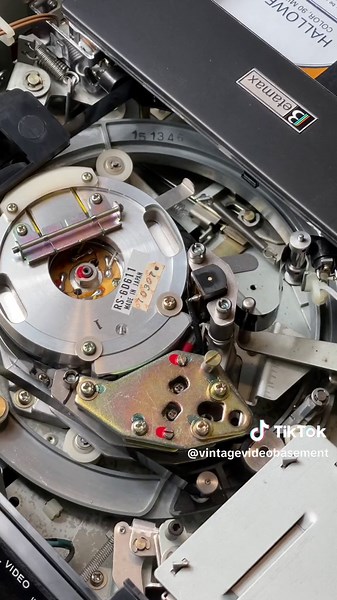 Take a peek inside a fully-functional 48 year-old Betamax player. . #Halloween #70s #physicalmedia #vintage #vintagevideobasement #vintagevibes #horror #crt #crttv #asmr #beta #betamax #sony #sonybetamax #vcr #vintageaesthetic