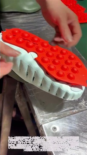 職人の手技！高弾性シリコンソールをサンダル本体へ精密に圧着する結合工程 #worker #process #shoes #factory #manufacturing