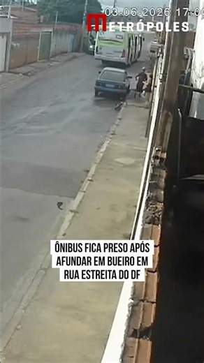 Ônibus fica preso após afundar em bueiro em rua estreita do DF