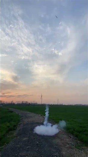 弹射加720度转弯？火箭烟花震撼绽放