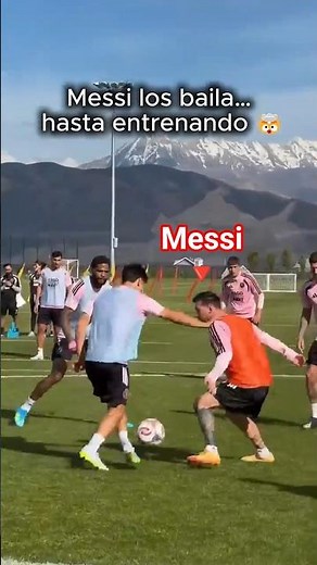 Messi dances around them in training 😱🐐